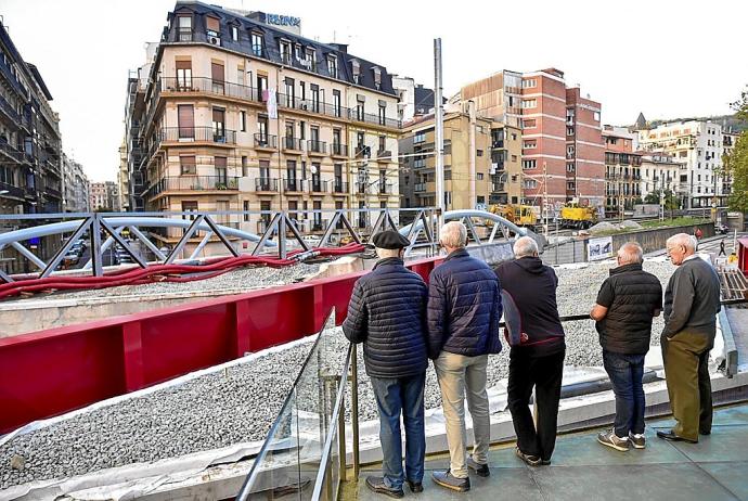 Varios vecinos observan el desarrollo de las obras en Iztueta, ayer por la tarde.