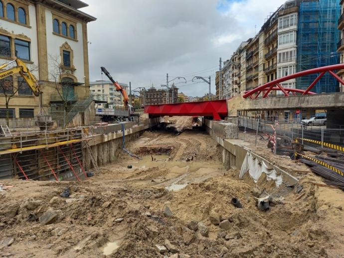 Zona en obras de Iztueta, que deberá hundirse para dejar espacio para el puente ferroviario.