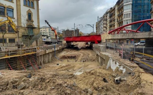 Zona en obras de Iztueta, que deberá hundirse para dejar espacio para el puente ferroviario.