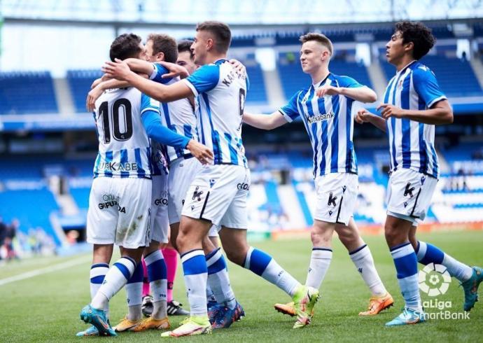 Jonathan Gómez, a la derecha, celebra un gol con sus compañeros del Sanse.