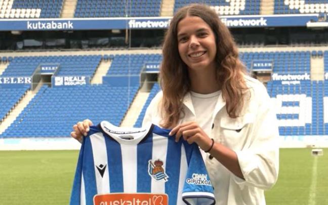 Andreia Jacinto posa con la txuri-urdin en Anoeta.