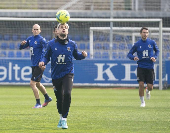 Adnan Januzaj hace malabarismos con la pelota en el entrenamiento en Zubieta.