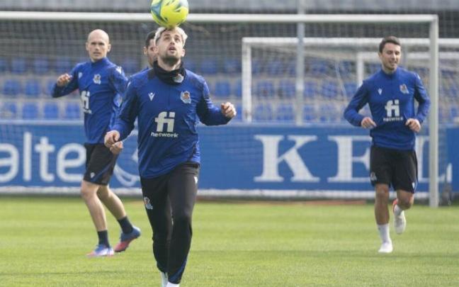 Adnan Januzaj hace malabarismos con la pelota en el entrenamiento en Zubieta. Adnan Januzaj hace malabarismos con la pelota en el entrenamiento en Zubieta.