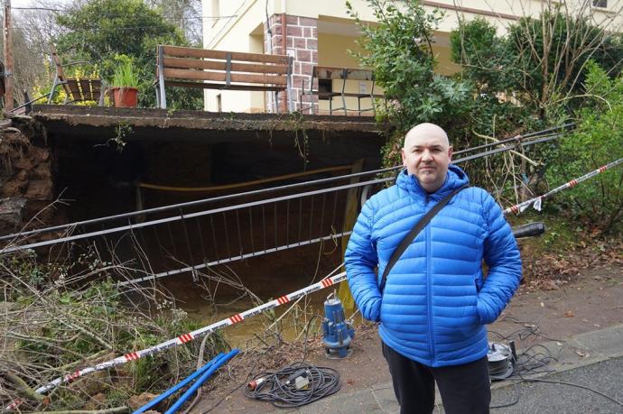 Jabier Leiza, junto al boquete provocado por el agua justo debajo de su vivienda.