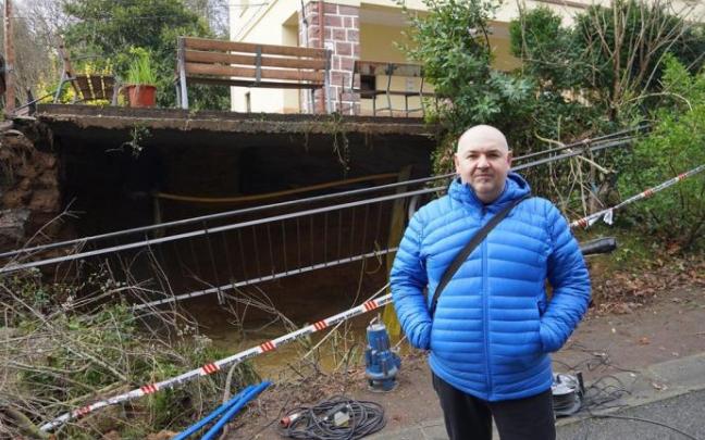 Jabier Leiza, junto al boquete provocado por el agua justo debajo de su vivienda.