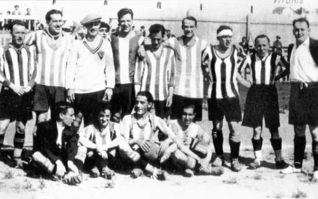 De pie (izda. a dcha.): Cabezas, Alberdi, Quincoces 'Chari' (portero), Apráiz, Puente, Félix Espada, Cano, Santiago Lorente 'Pololo' y Luis Espada. Sentados (izda. a dcha.): Hilario Dorao, 'Paquillo' Goicoechea, 'Juanito' Díaz e Indalecio Fernández. De pie (izda. a dcha.): Cabezas, Alberdi, Quincoces 'Chari' (portero), Apráiz, Puente, Félix Espada, Cano, Santiago Lorente 'Pololo' y Luis Espada. Sentados (izda. a dcha.): Hilario Dorao, 'Paquillo' Goicoechea, 'Juanito' Díaz e Indalecio Fernández.