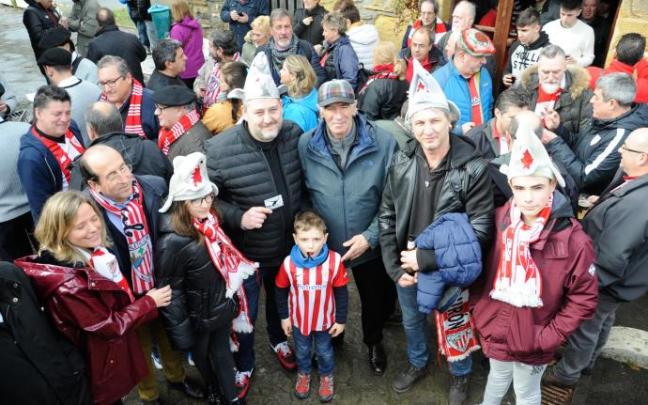 Iribar, junto a varios peñistas en Gamiz-Fika. Iribar, junto a varios peñistas en Gamiz-Fika.