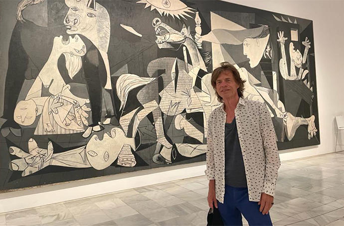 Mick Jagger, fotografiado frente al 'Guernica'.