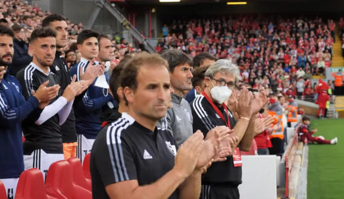 Integrantes de Osasuna aplauden durante la ovación inicial.