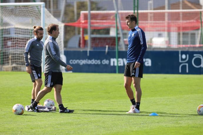 Arrasate habla con Budimir durante un entrenamiento.