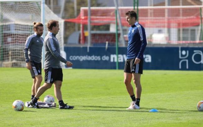 Arrasate habla con Budimir durante un entrenamiento.