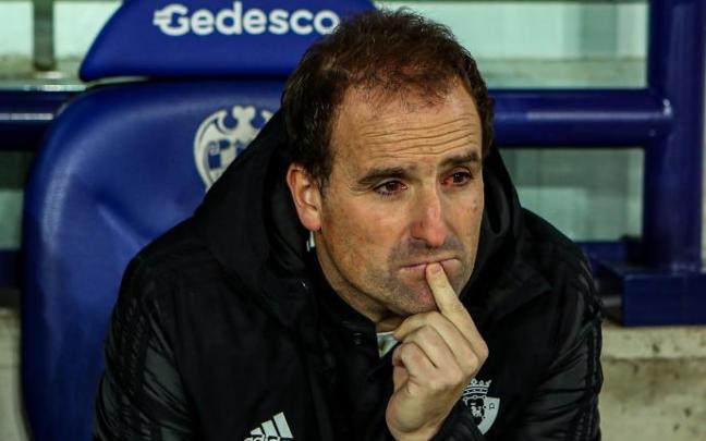 Arrasate, pensativo durante el partido.