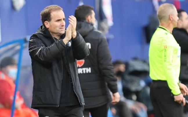 Arrasate aplaude una acción de los suyos durante el partido.