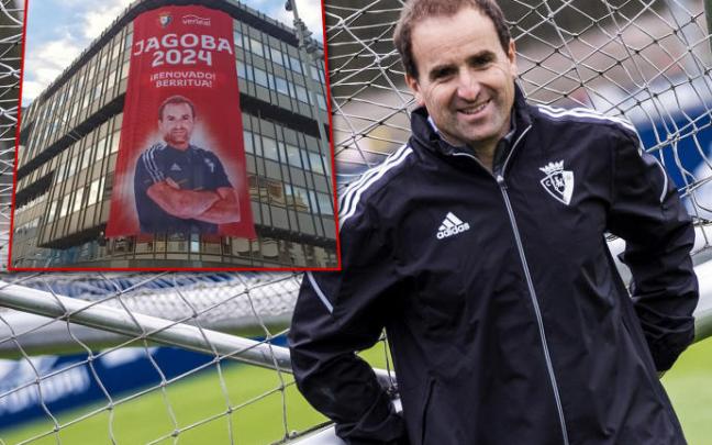 Jagoba Arrasate, sonriente el domingo en Tajonar, junto a la lona que anuncia su renovación con Osasuna.