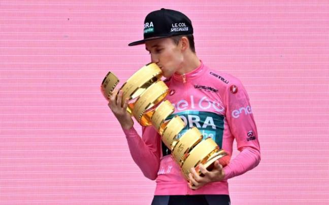 Hindley besa el trofeo 'Senza Fine', este domingo en Verona. Hindley besa el trofeo 'Senza Fine', este domingo en Verona.