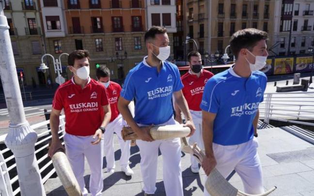Diego Beaskoetxea, Unai Lekerika, Imanol López, Julen del Río y Xabier Barandika, en el puente de la Merced de Bilbao. Diego Beaskoetxea, Unai Lekerika, Imanol López, Julen del Río y Xabier Barandika, en el puente de la Merced de Bilbao.