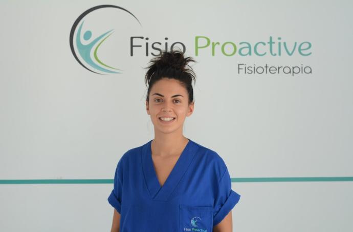 Jaione Aldívar posa delante del nombre de la consulta de fisioterapia de Cortes 'Fisio Proactive'.