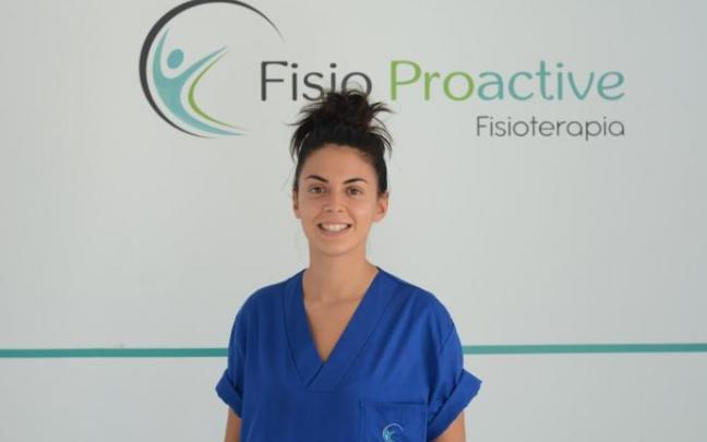 Jaione Aldívar posa delante del nombre de la consulta de fisioterapia de Cortes 'Fisio Proactive'.