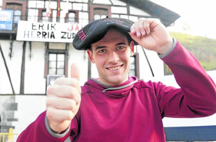 Erik Jaka posa con la txapela de campeón del Manomanista en Lizartza, su pueblo. Foto: Ruben Plaza