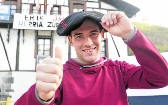 Erik Jaka posa con la txapela de campeón del Manomanista en Lizartza, su pueblo. Foto: Ruben Plaza