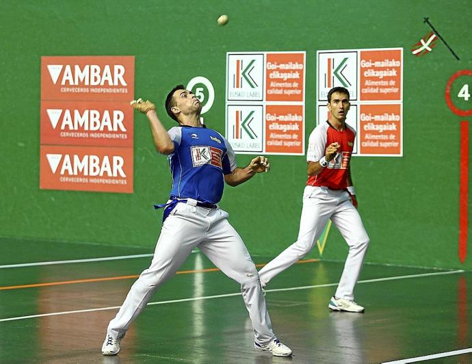 Erik Jaka se dispone a golpear la pelota ante la mirada de Mikel Urrutikoetxea, ayer en el Beotibar de Tolosa. Foto: Gorka Estrada