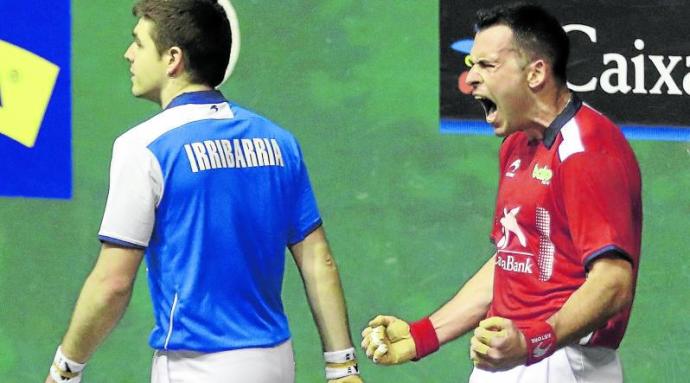 Erik Jaka celebra su triunfo ante Iker Irribarria en el frontón Astelena de Eibar. Foto: Javi Colmenero