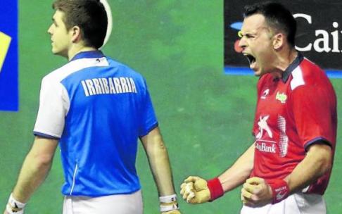 Erik Jaka celebra su triunfo ante Iker Irribarria en el frontón Astelena de Eibar. Foto: Javi Colmenero