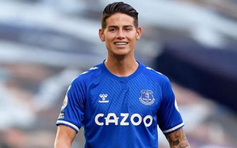 Cazoo, en la camiseta de James, en el Everton. Cazoo, en la camiseta de James, en el Everton.