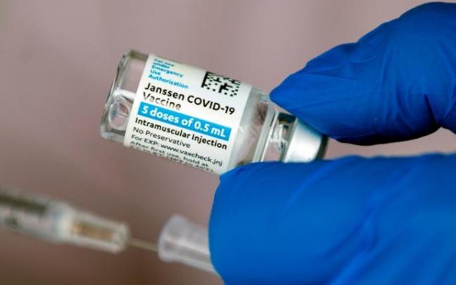 Un vial de la vacuna de Janssen (Johnson & Johnson)