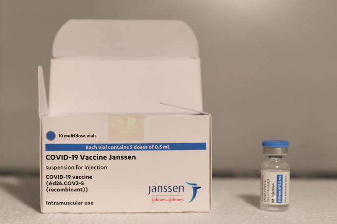 Un vial con dosis de la vacuna de Janssen