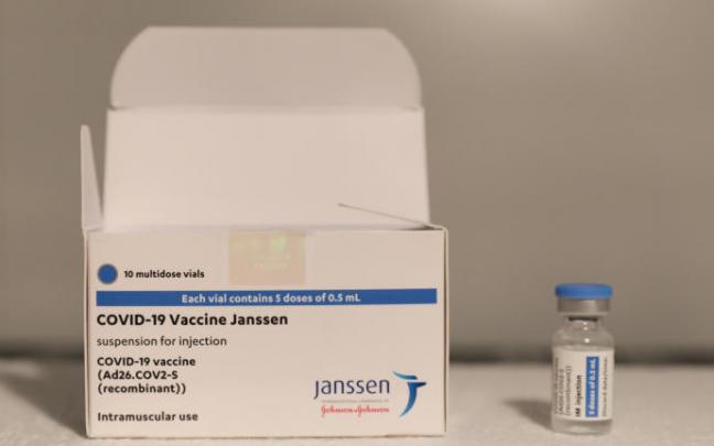 Un vial con dosis de la vacuna de Janssen