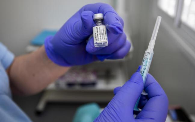 Un sanitario prepara la vacuna de Janssen. Un sanitario prepara la vacuna de Janssen.