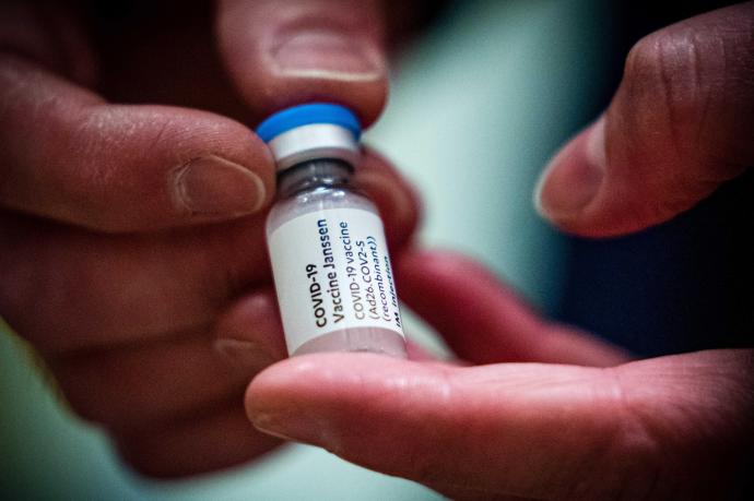 Piden parar de vacunar en EEUU con Janssen tras registrar casos de coágulos
