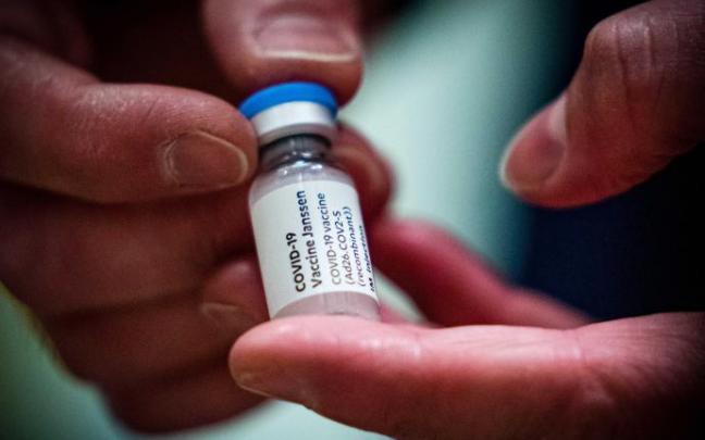 Piden parar de vacunar en EEUU con Janssen tras registrar casos de coágulos