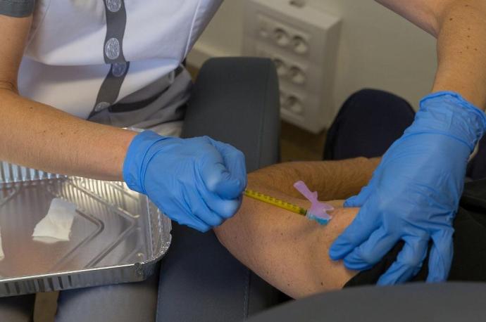 Una sanitaria inocula una vacuna de Janssen en uno de los ensayos del fármaco.