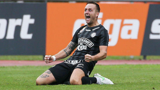 Jakob Jantscher celebra un gol con la camiseta del Sturm Graz.