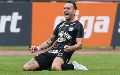 Jakob Jantscher celebra un gol con la camiseta del Sturm Graz.
