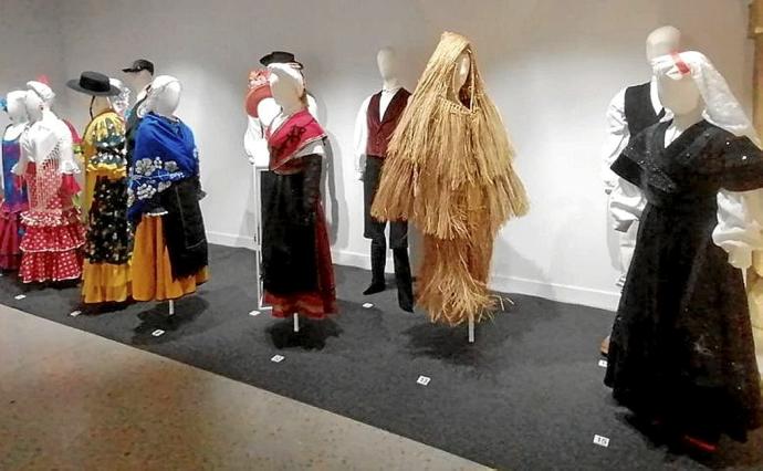 Varios de los trajes que se pueden ver en la exposición. Foto: N.G.