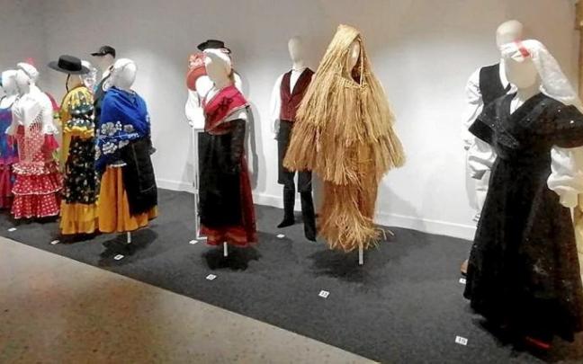 Varios de los trajes que se pueden ver en la exposición. Foto: N.G. Varios de los trajes que se pueden ver en la exposición. Foto: N.G.