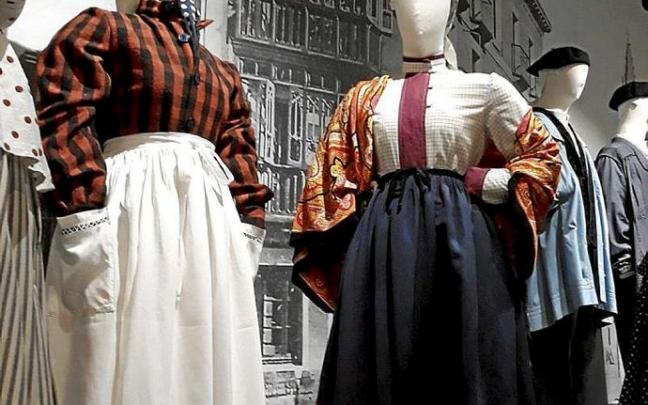 Baserritar jantzien erreplikak. Argazkia: N.G.