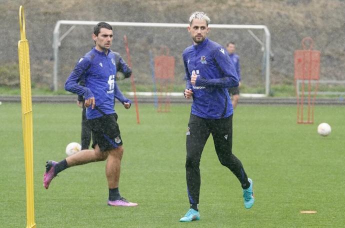 Januzaj, con Ander Martín por detrás, en un lance del entrenamiento de esta mañana