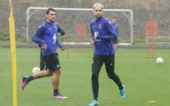 Januzaj, con Ander Martín por detrás, en un lance del entrenamiento de esta mañana