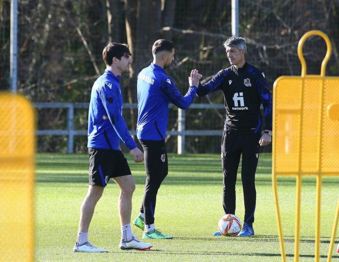 Imanol saluda a Januzaj en las instalaciones de Zubieta.