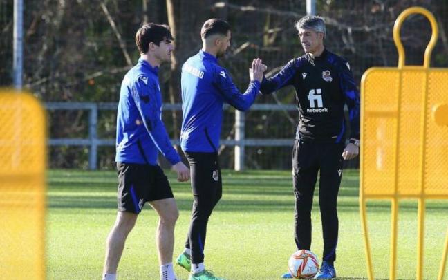 Imanol saluda a Januzaj en las instalaciones de Zubieta.