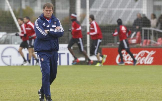 Jan Urban, exjugador y exentrenador de Osasuna, durante un entrenamiento en 2015. Jan Urban, exjugador y exentrenador de Osasuna, durante un entrenamiento en 2015.