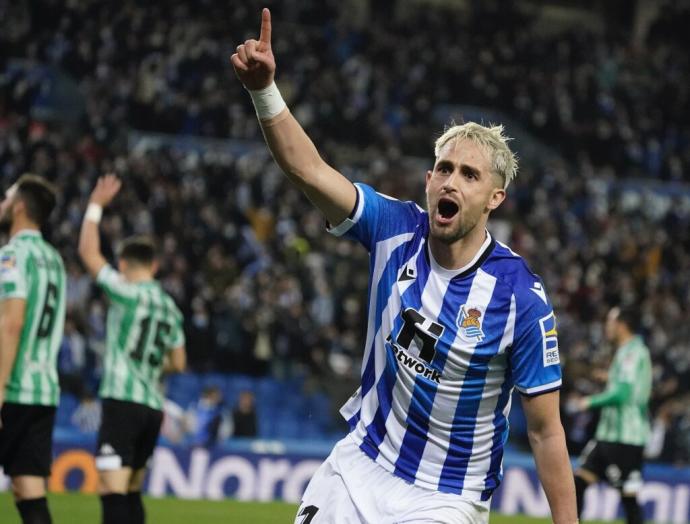 Januzaj celebra el 1-1 anulado mientras los jugadores del Betis reclaman fuera de juego.