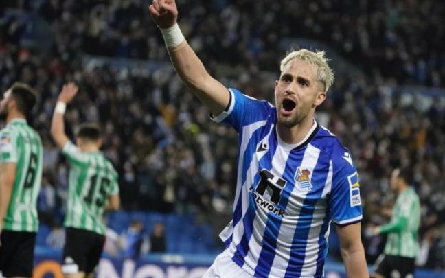 Januzaj celebra el 1-1 anulado mientras los jugadores del Betis reclaman fuera de juego.