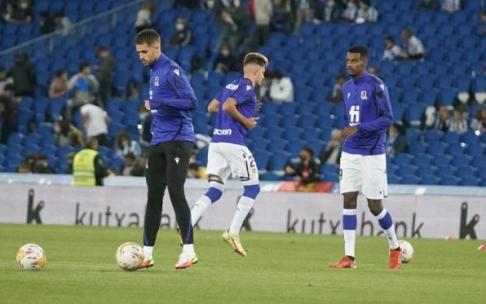 Januzaj e Isak, novedades en el once titular, junto a Robert Navarro. Januzaj e Isak, novedades en el once titular, junto a Robert Navarro.