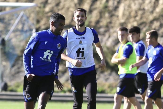 Januzaj e Isak bromean en un entrenamiento.