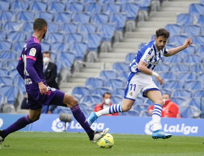 Januzaj centra un balón a Isak, en la acción del penalti cometido sobre el sueco por el Valladolid.